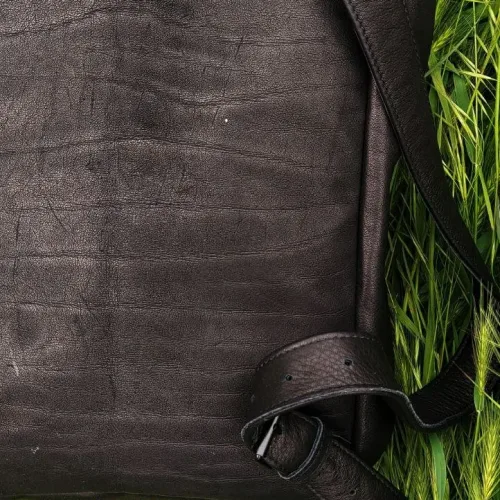 Rucsac laptop din piele nabuc negru KC Wabi-Sabi, detaliu din spate cu bretea