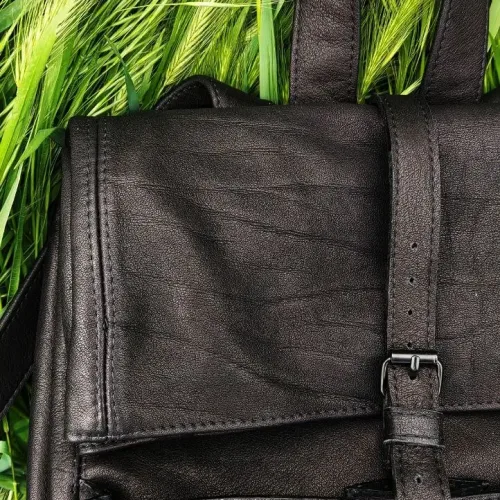Rucsac laptop din piele nabuc negru KC Wabi-Sabi, detaliu frontal cu clapetă și sistem de închidere