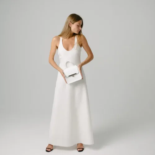 Geantă din piele naturală albă Bridal Venus Mini, ținută în mână, prezentare produs