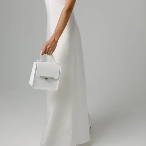 Geantă din piele naturală albă Bridal Venus Mini, ținută în mână, vedere laterală
