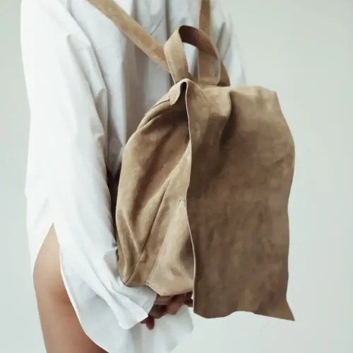 Rucsac din piele întoarsă crem Lite, purtat de model, vedere laterală