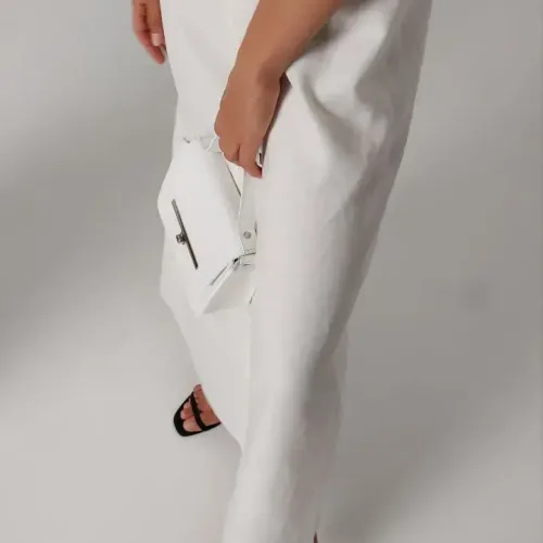 Geantă din piele naturală albă Bridal Venus Mini, ținută în mână, vedere din profil