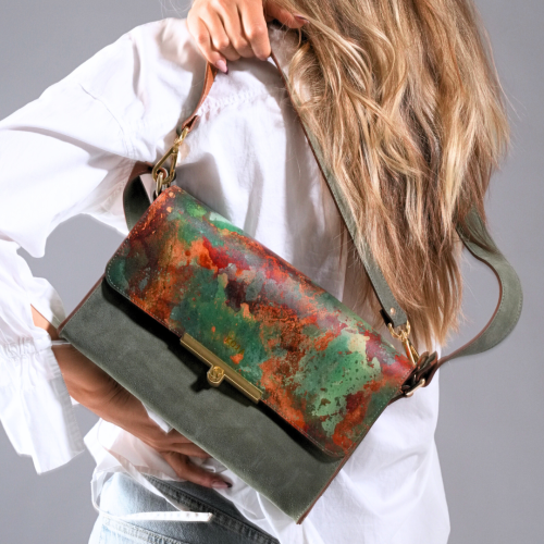 Geantă Venus Baguette din piele naturală bronz-kaki, ținută în mână, detaliu textură