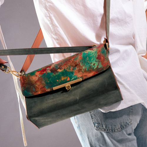 Geantă din piele naturală bronz-kaki Venus Baguette purtată pe umăr, vedere din spate, detaliu clapetă pictată manual