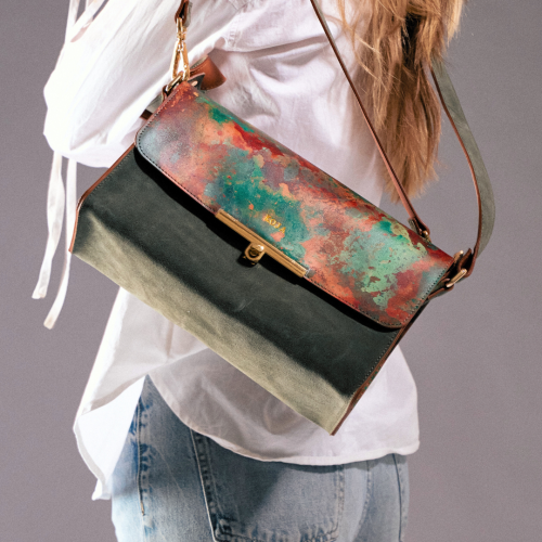 Geantă Venus Baguette din piele naturală bronz-kaki, purtată pe umăr, vedere laterală