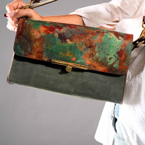 Geantă Venus Baguette din piele naturală bronz-kaki, vedere frontală, ținută în mână