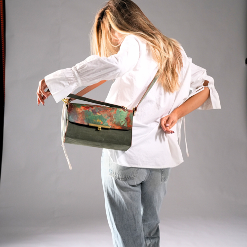 Geantă Venus Baguette din piele naturală bronz-kaki, purtată crossbody de model, vedere laterală