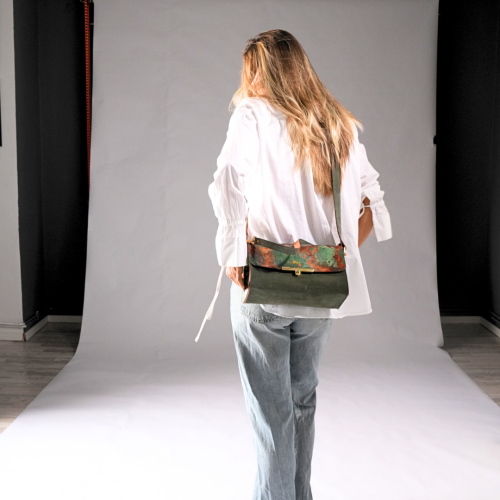 Geantă Venus Baguette din piele naturală bronz-kaki, purtată crossbody, vedere din spate