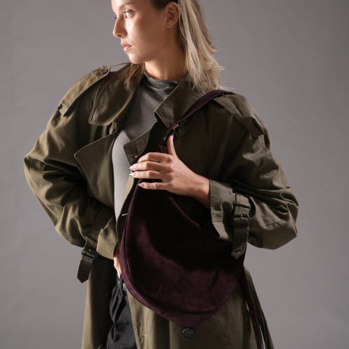 Geantă Nuna Large burgundy, purtată pe umăr, cadru lateral