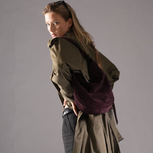 Geantă Nuna Large burgundy, piele întoarsă, vedere laterală pe umăr, cadru îndepărtat