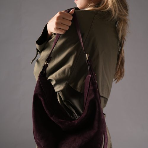 Geantă Nuna Large burgundy, ținută în mână lateral, vedere din spate