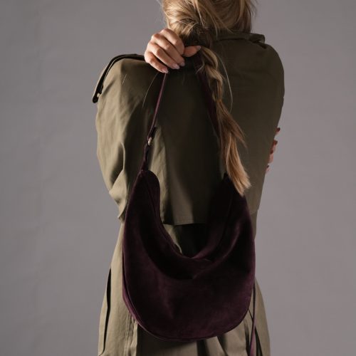 Geantă Nuna Large burgundy, ținută în mână, vedere din spate