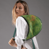 Geantă Nuna Mini din piele naturală verde, purtată pe umăr, vedere din spate