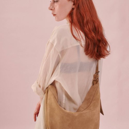 Geantă Nuna Large bej din piele întoarsă, purtată crossbody, vedere din spate