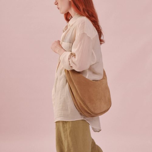 Geantă Nuna Large bej din piele întoarsă, purtată crossbody, vedere laterală