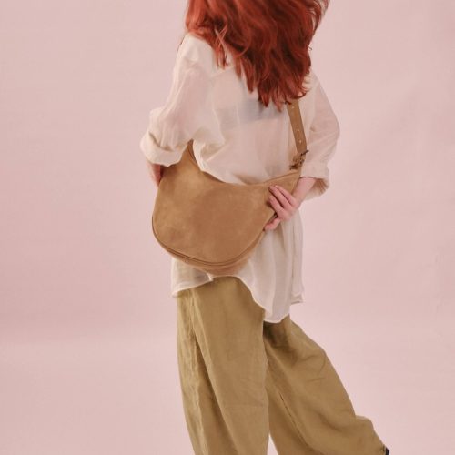 Geantă Nuna Large bej din piele întoarsă, purtată crossbody, cadru în mișcare