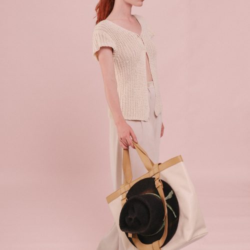 Geantă din piele naturală bej The Shopper, purtată în mână, cu suport pentru pălărie