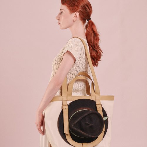 Geantă din piele naturală bej The Shopper, vedere laterală cu suport exterior pentru pălărie