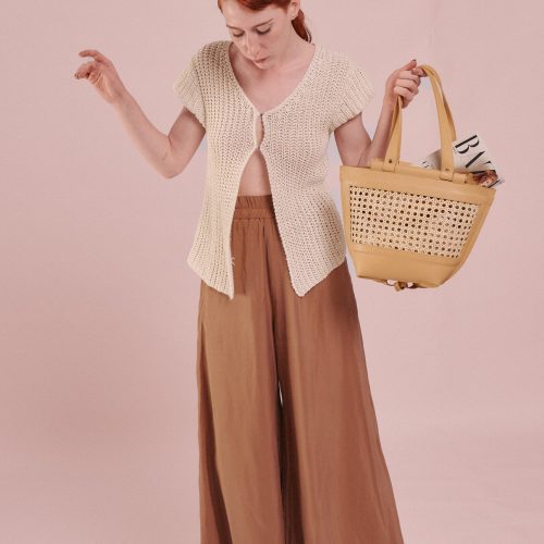 Geantă Province crem din piele naturală, ținută în mână, cadru frontal