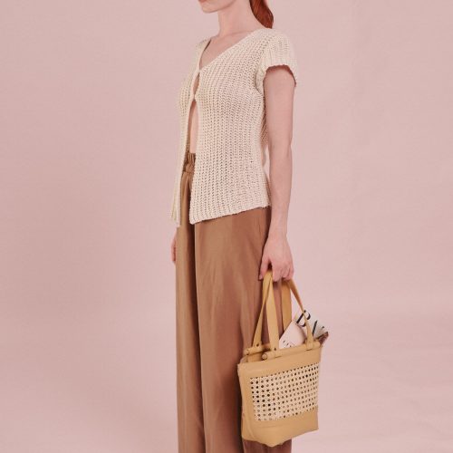 Geantă Province crem din piele naturală, ținută în mână