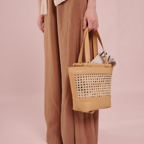 Geantă Province crem din piele naturală, ținută în mână, vedere laterală