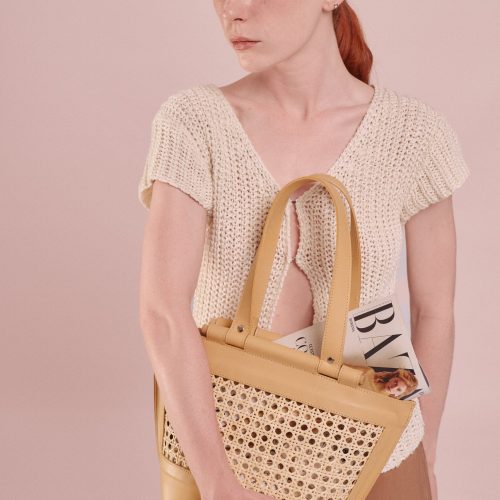 Geantă Province crem din piele naturală, ținută în mână de model, vedere frontală