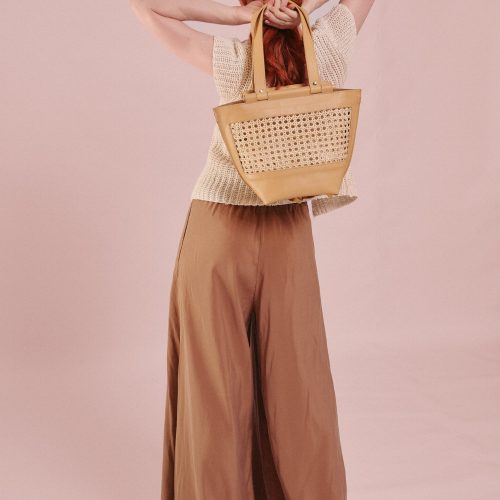 Geantă Province crem din piele naturală, ținută în mână, vedere din spate