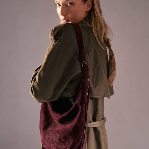 Geantă Nuna Large burgundy din piele întoarsă, purtată pe umăr, vedere din lateral