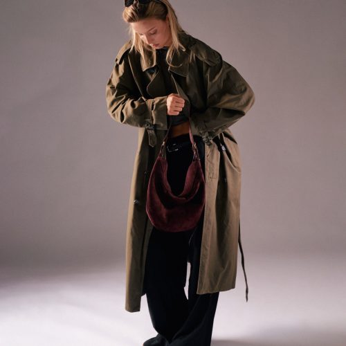 Geantă Nuna Large burgundy, ținută în mână, vedere frontală