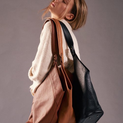 Geantă Thesa din piele naturală purtată pe umăr, imagine lifestyle