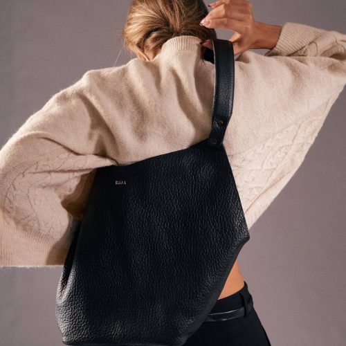 Geantă Thesa din piele naturală neagră purtată crossbody, vedere din spate
