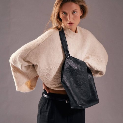 Geantă Thesa din piele naturală neagră purtată crossbody, vedere frontală