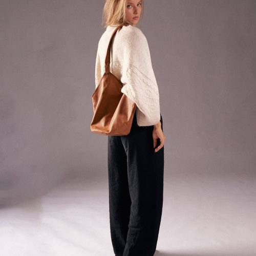 Geantă din piele naturală cognac Thesa purtată pe umăr, vedere din spate