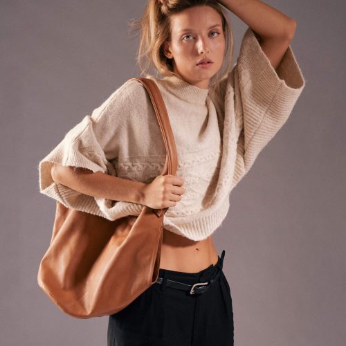 Geantă din piele naturală cognac Thesa purtată pe umăr, vedere laterală