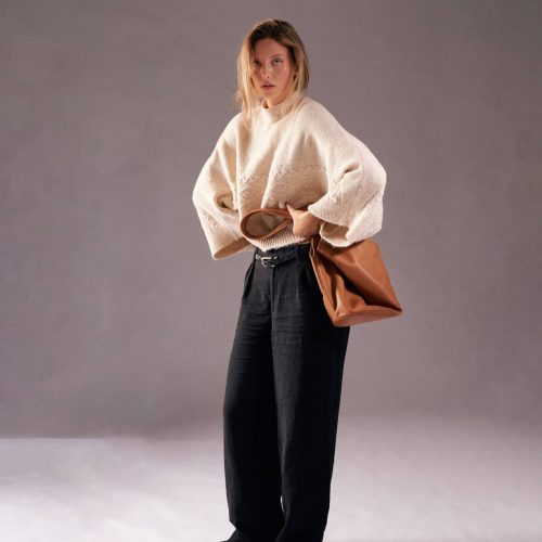 Geantă din piele naturală cognac Thesa, ținută în mână, vedere de ansamblu