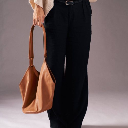 Geantă din piele naturală cognac Thesa, ținută în mână, vedere frontală