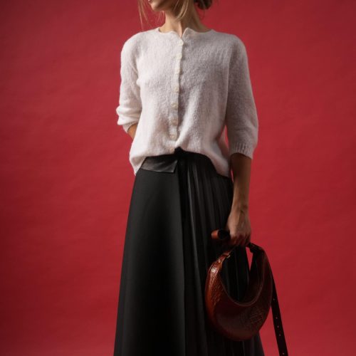 Geantă Nuna Mini din piele naturală maro cognac, ținută în mână, cadru integral