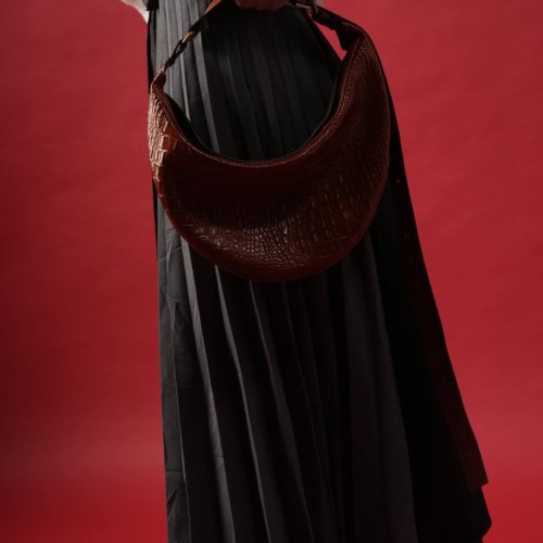 Geantă Nuna Mini din piele naturală maro cognac, ținută în mână, vedere frontală