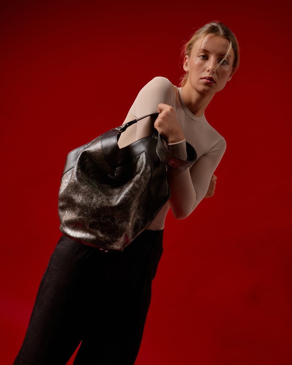 Geantă din piele naturală negru-argintiu Thesa detaliu textură