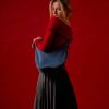 Geantă Nuna Large din piele întoarsă albastră, purtată crossbody