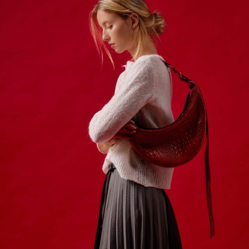 Geantă Nuna Mini din piele naturală maro cognac, purtată pe umăr, vedere laterală