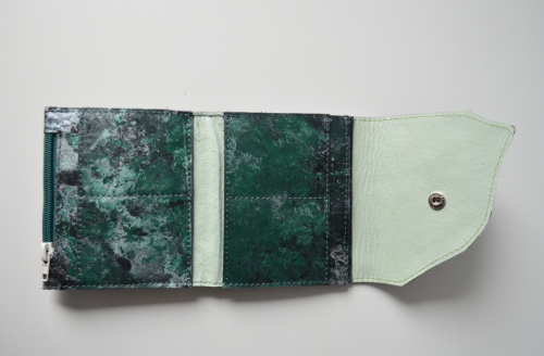 Portofel mini din piele naturală verde Forest, interior desfăcut.