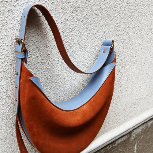 Detaliu lateral geantă Nuna Mini rusty-blue din piele întoarsă, cu bretea reglabilă