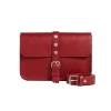 Borsetă din piele naturală roșie Core, cu clapă frontală, curea reglabilă și închidere cu cataramă, fotografiată frontal.