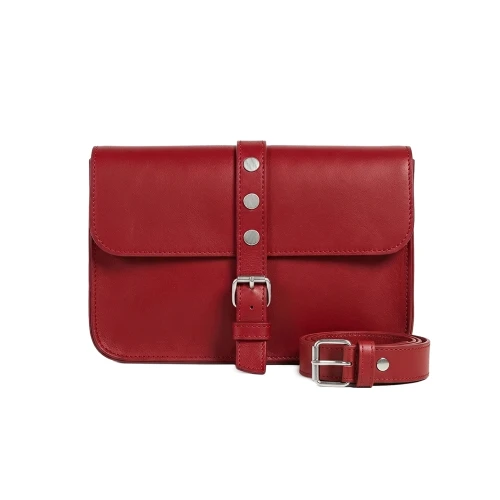 Borsetă din piele naturală roșie Core, cu clapă frontală, curea reglabilă și închidere cu cataramă, fotografiată frontal.