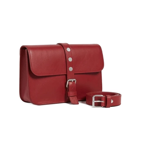 Borsetă din piele naturală roșie Core, model cu curea reglabilă, fotografiată lateral.