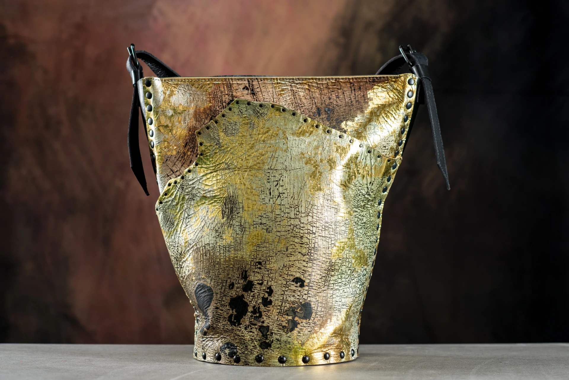 Geantă din piele naturală texturată, exemplu de material care necesită îngrijire și hidratare periodică.