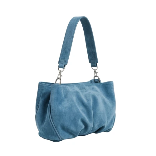 Clutch din piele întoarsă bleu soft Inanna, model oversized cu mâner detașabil, fotografiat lateral.