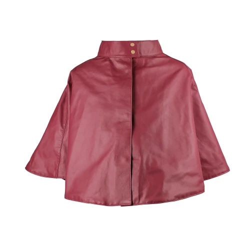 Capă damă din piele naturală burgundy Grace, cu guler înalt și închidere frontală cu capse metalice.