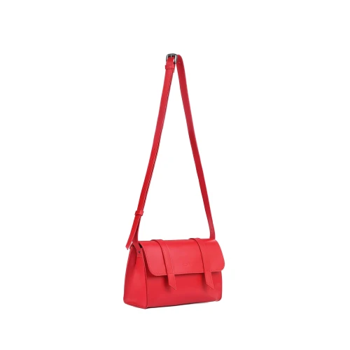 Geantă roșie din piele naturală Venus Baguette Mini, vedere laterală, cu curea reglabilă.
